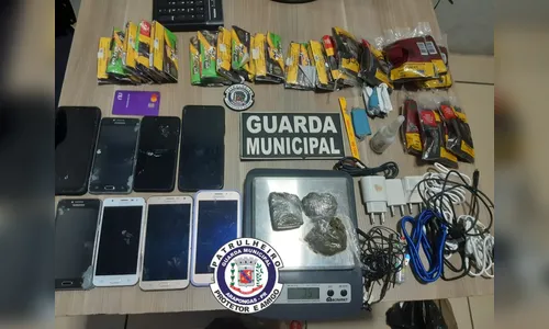 GM de Arapongas prende suspeitos de arremessar objetos para cadeia