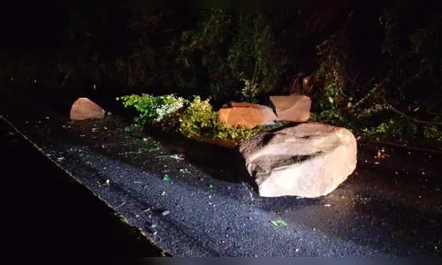 Deslizamento de rochas interdita BR-277 sentido Paranaguá