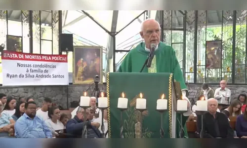 Padre Júlio Lancellotti homenageia criança morta por bala perdida