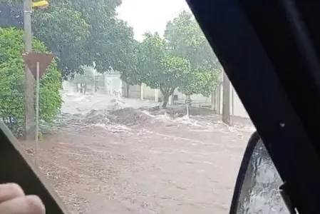 Paranavaí, situada no noroeste, sofreu com chuvas intensas no fim da manhã dessa sexta-feira (29)