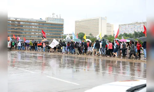 Manifestantes pedem fim da escala de trabalho 6x1 em atos pelo País