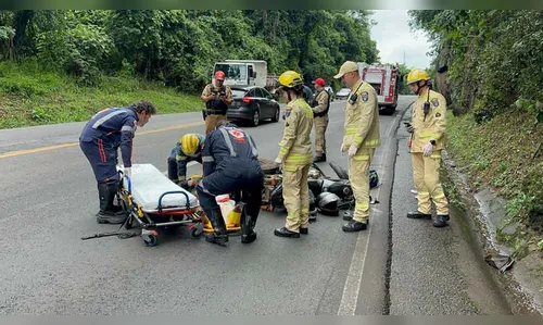 Pneu de caminhão se solta e atinge motocicleta na PR-483