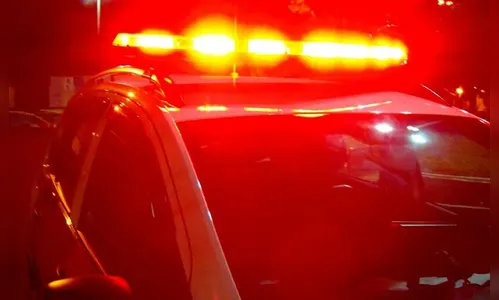 Sem perceber, motorista atropela mulher e anda com corpo sobre o carro