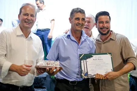 Prefeito Carlos Gil, homenageado Alfredo Flores e o deputado Arilson Chiorato