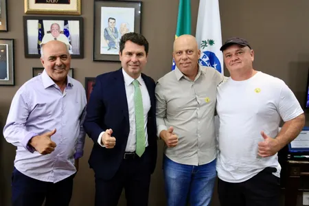 Prefeito eleito Washington Luiz, deputado Alexandre Curi, vice-prefeito eleito Décio Bochio e vereador eleito Bulgarão