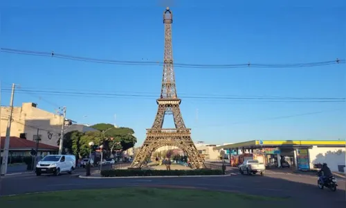 Homem causa tumulto ao subir na réplica da Torre Eiffel em Ivaiporã
