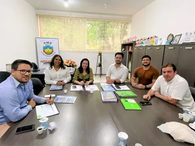 Rodofo Mota e equipe durante reunião na Autarquia de Educação