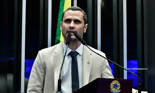 Senador critica jornada de políticos e defende fim da escala 6x1
