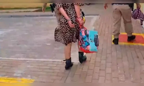 Peladona! Mulher invade trabalho do ex, fica nua na cama e é presa