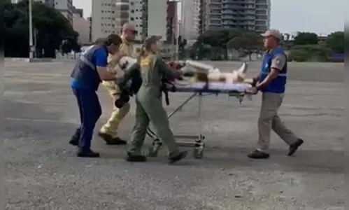 Motociclista é socorrido de helicóptero após colidir contra van