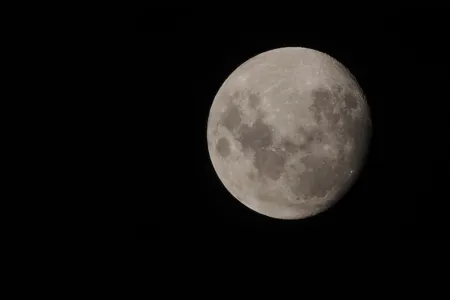 Termo "superlua" não é científico, mas é usado popularmente para se referir a momentos nos quais o satélite natural, visto da Terra, fica maior e mais brilhante