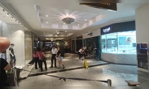 Vazamento de água desaba teto de shopping em Ponta Grossa; vídeo
