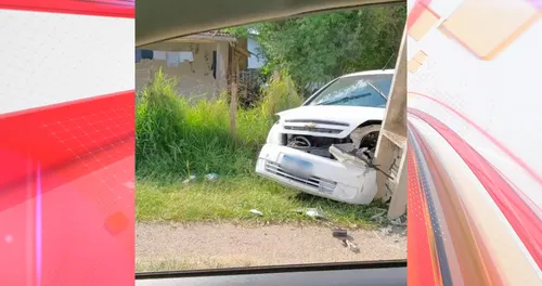 Veículo ficou destruído após colisão