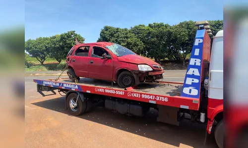Carro sai da pista e capota às margens da BR-376 em Apucarana