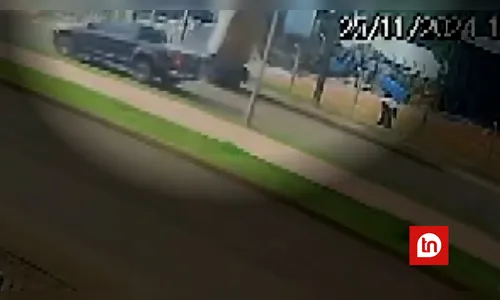 Carro estacionado capota 'sozinho' no Paraná; vídeo mostra acidente