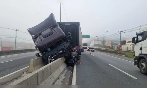 Carreta desgovernada 'desce' pela contramão e causa acidente na BR-376