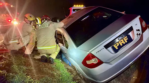 Veículo tombou no canteiro da BR-277 em Cascavel