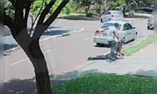 Vídeos mostram suspeito de furto sendo capturado e espancado no Paraná