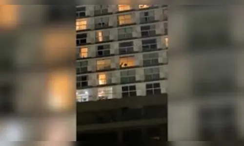 Inusitado! População se reúne para assistir casal 'coisando'; vídeo