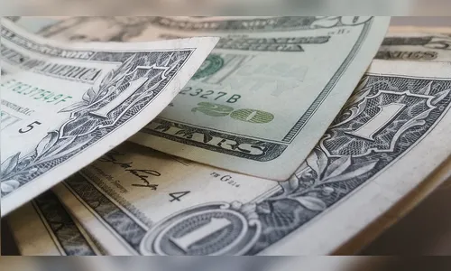 Dólar sobe  por cautela antes de payroll e com risco fiscal