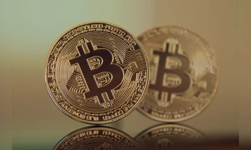 Bitcoin recua após ganhos recentes e se distancia dos US$ 100 mil