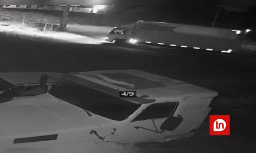 Vídeo mostra ladrões arrombando empresa e furtando caminhão