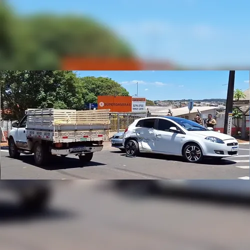 Arapongas: três veículos se envolvem em acidente em cruzamento