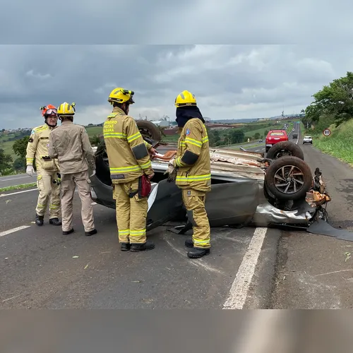 Capotamento entre Apucarana e Cambira deixa pai e filho feridos
