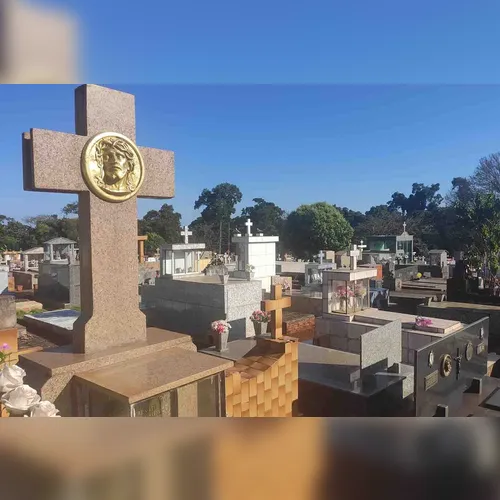 Bandidos furtam placas e vasos de bronze no cemitério de Jardim Alegre