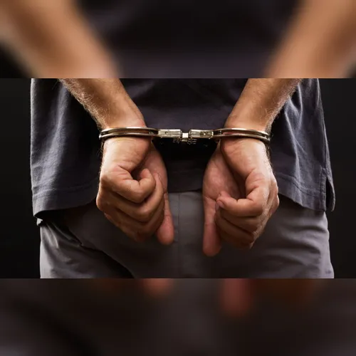 Homem xinga policiais de "porcos safados" durante abordagem e é preso