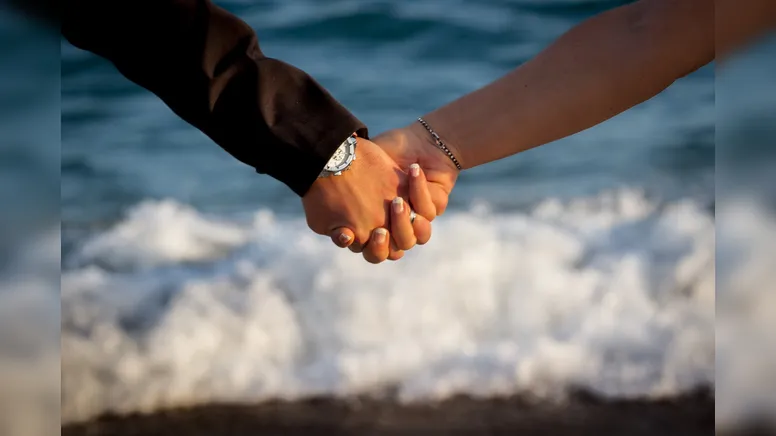 O que diferencia os dois regimes de bens é que no da comunhão universal há a comunicação de todos os bens dos cônjuges