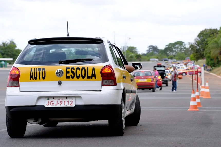 A medida pretende pôr fim à obrigatoriedade de autoescolas para as aulas práticas