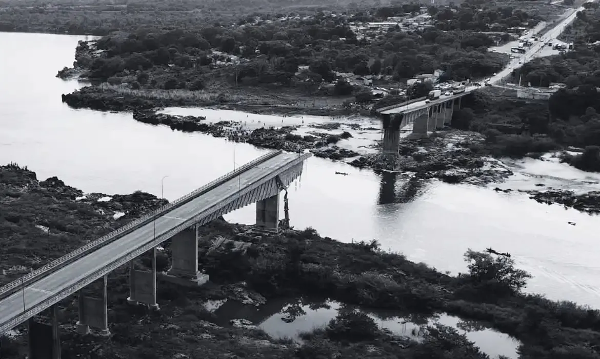 A ponte cedeu na tarde deste domingo (22)