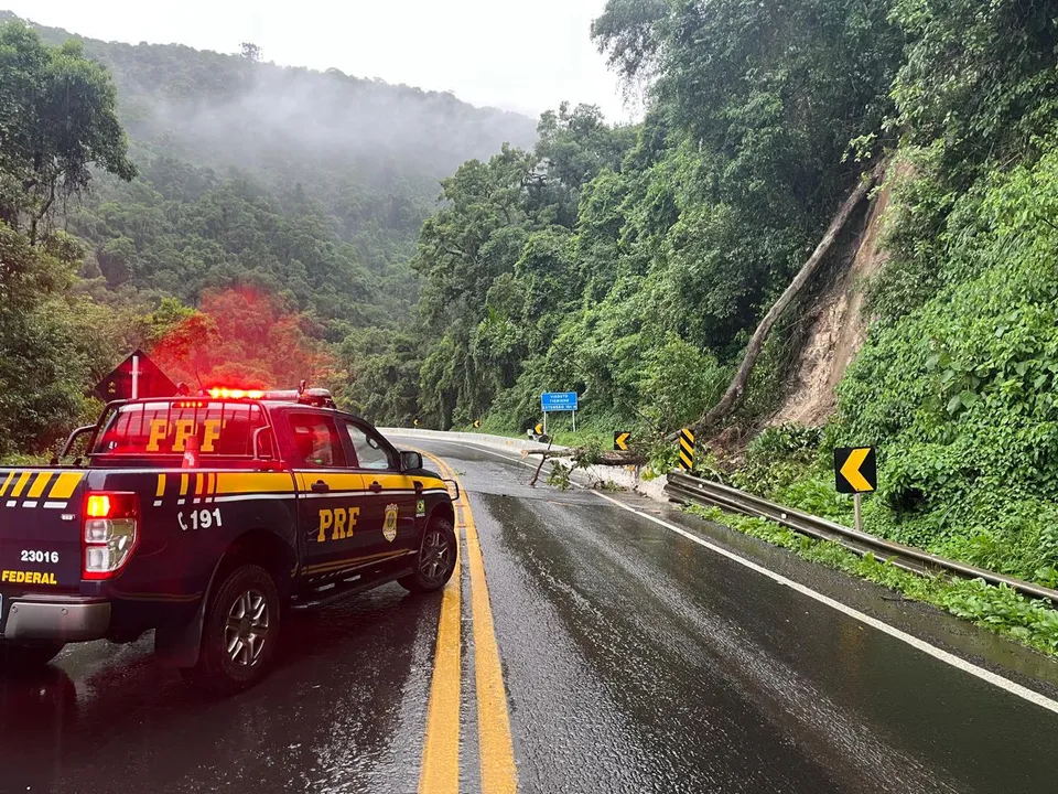 A rodovia permanece com interdição total, sem previsão de liberação