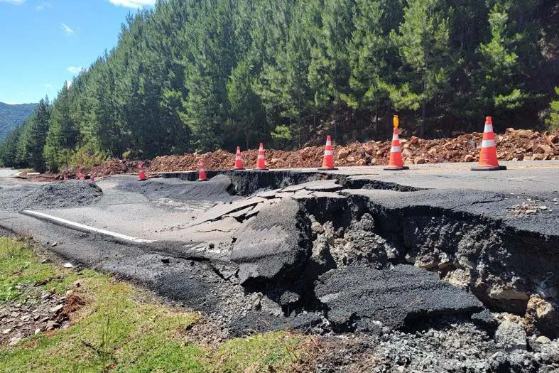 A rodovia sofreu vários danos devido ao excesso de chuvas na região