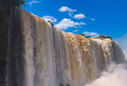 A vazão das Cataratas do Iguaçu média é de 1,5 milhão