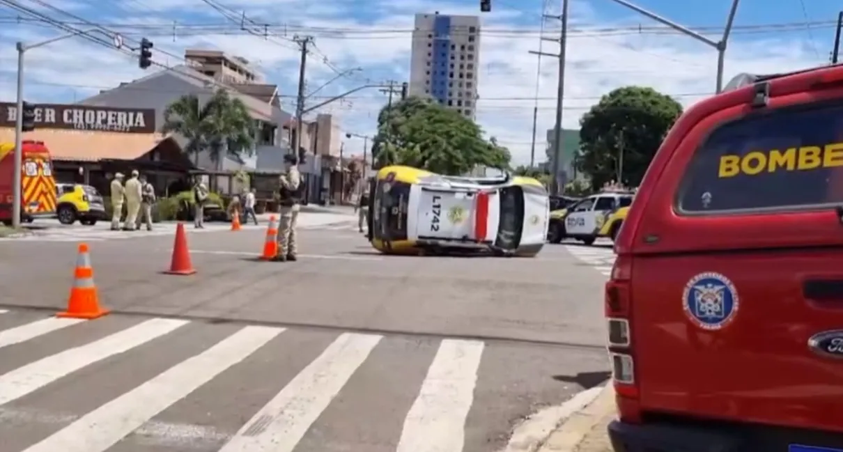 A viatura sofreu danos significativos, ficando tombada de lado na via, enquanto a SUV apresentou avarias na dianteira esquerda.