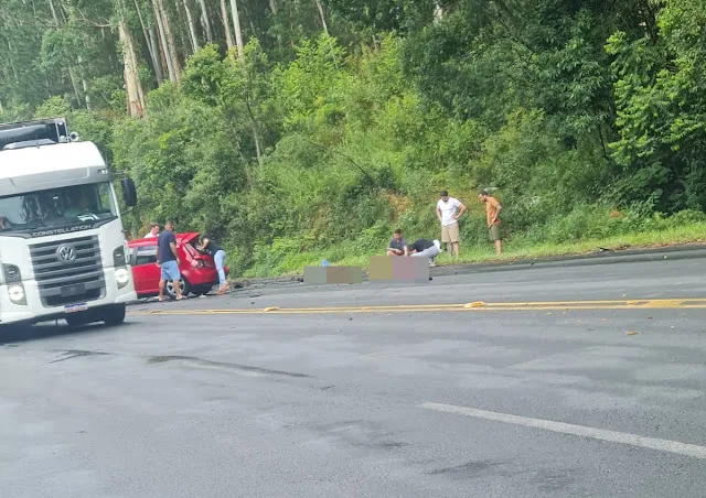 Acidente entre carro e caminhão na BR-376