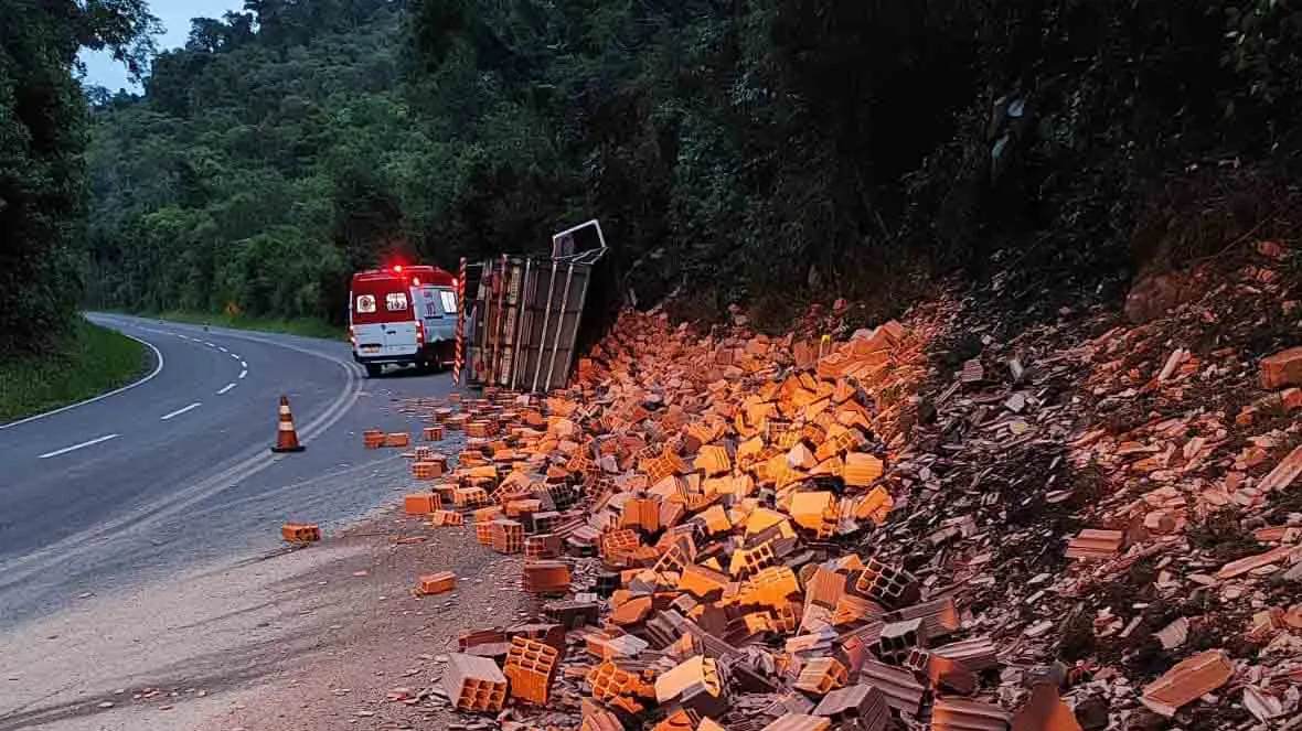 Acidente foi na Curva dos Tijolos