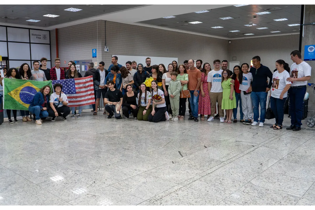 Alunos e professores desembarcaram no Aeroporto Internacional Afonso Pena, em São José dos Pinhais, na Grande Curitiba