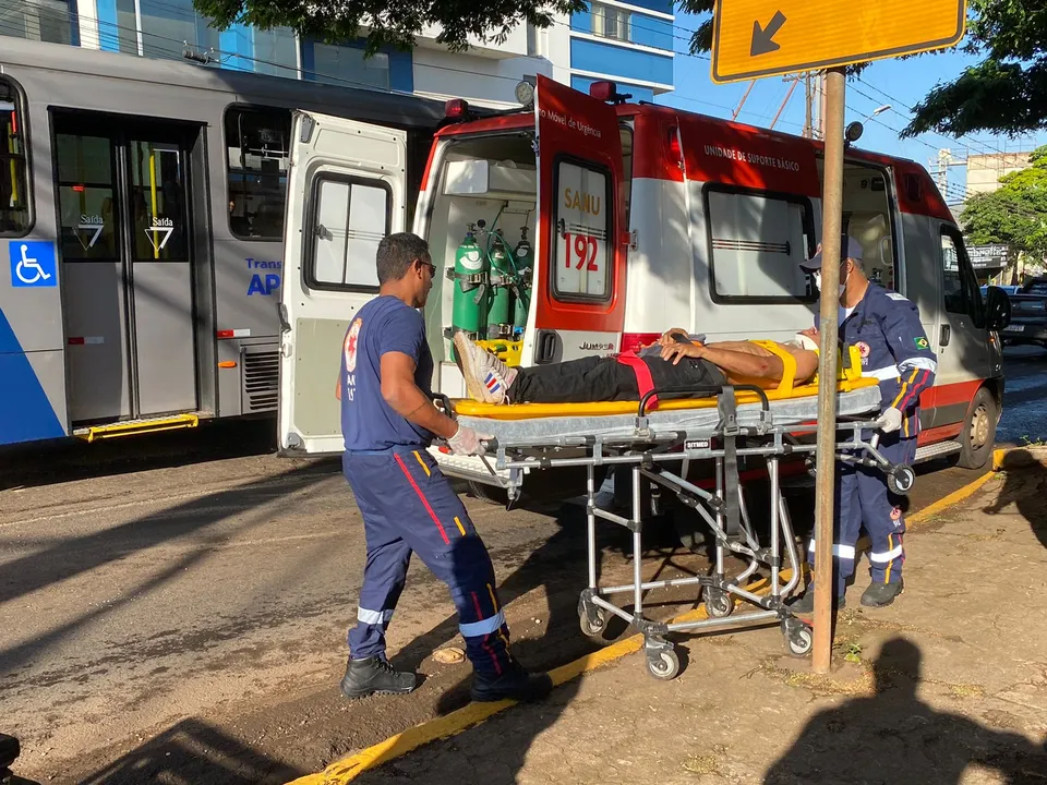 Após a colisão, o motorista do carro envolvido no acidente fugiu do local.