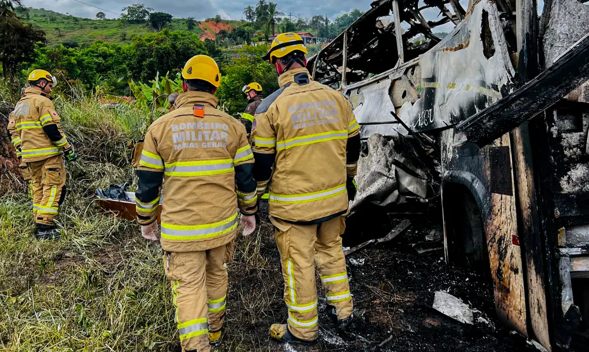 Bombeiros ao lado dos destroços do ônibus