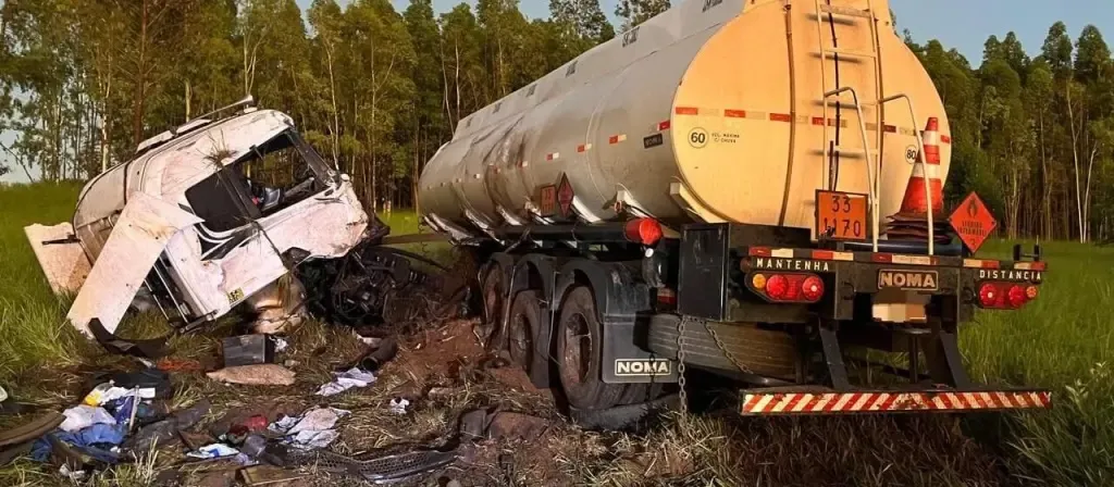 Caminhão ficou destruído após acidente em Nova Esperança