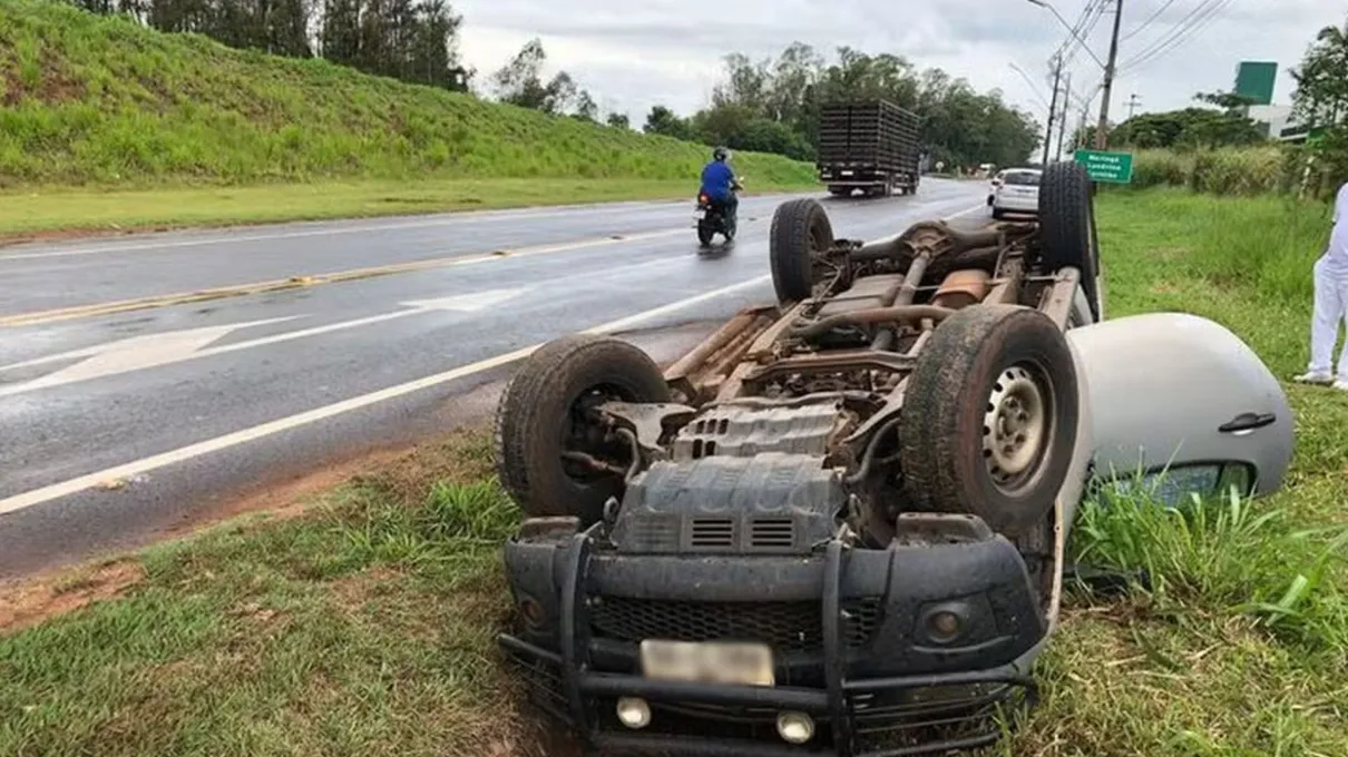 Caminhonete em que casal estaca capotou e caiu com o teto virado para baixo