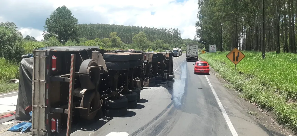 Carga de MDF espalhou pela pista