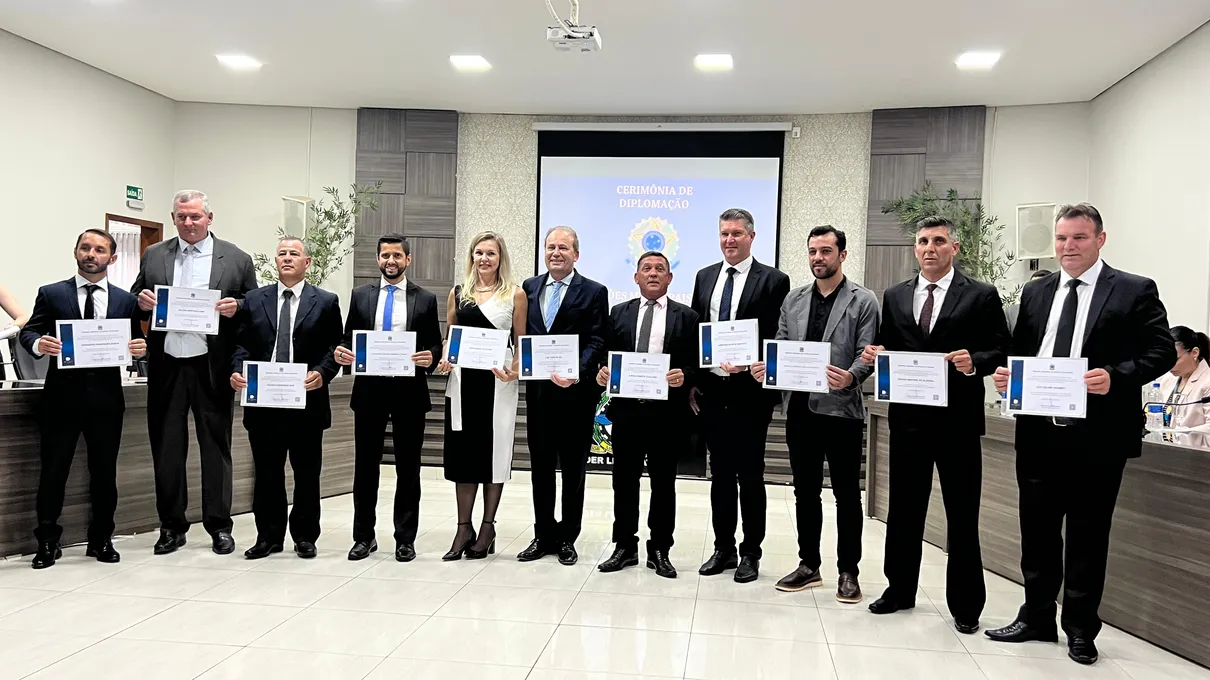 Carlos Gil, vice Gertrudes Bernardy e vereadores eleitos em Ivaiporã