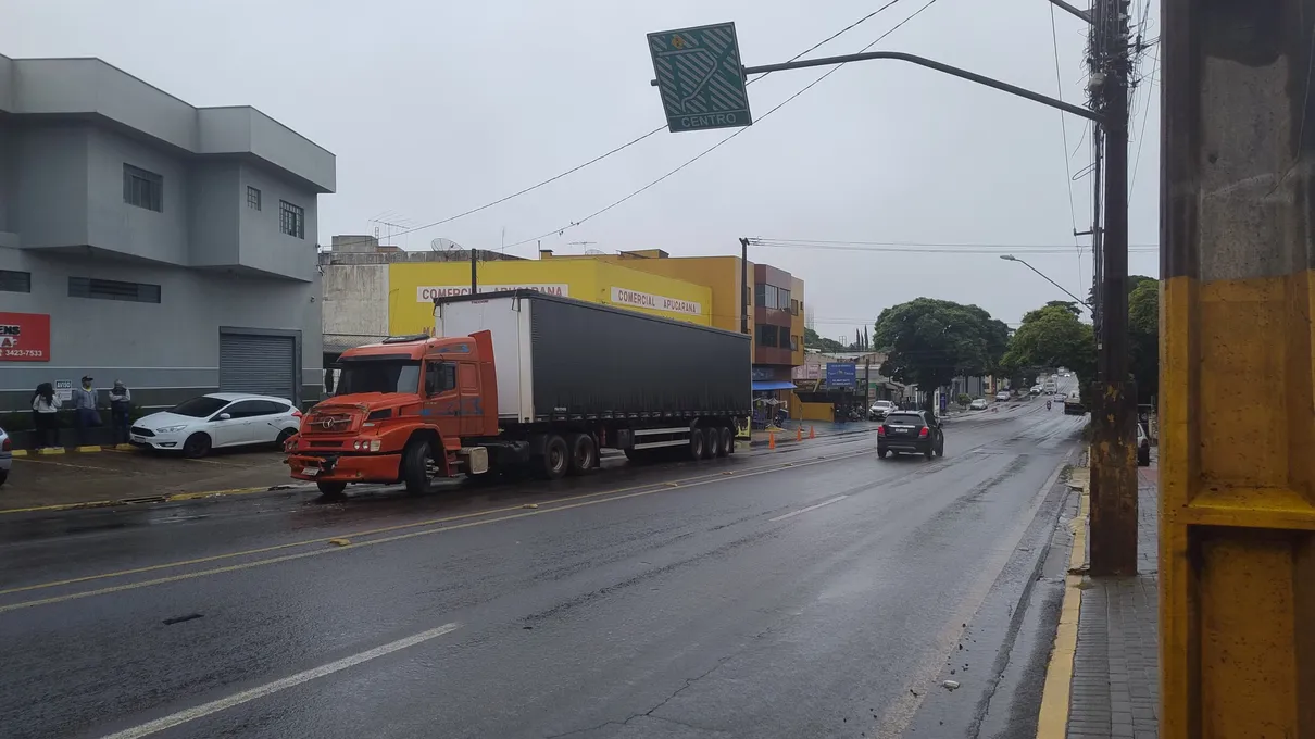 Carreta parada na Avenida Minas Gerais