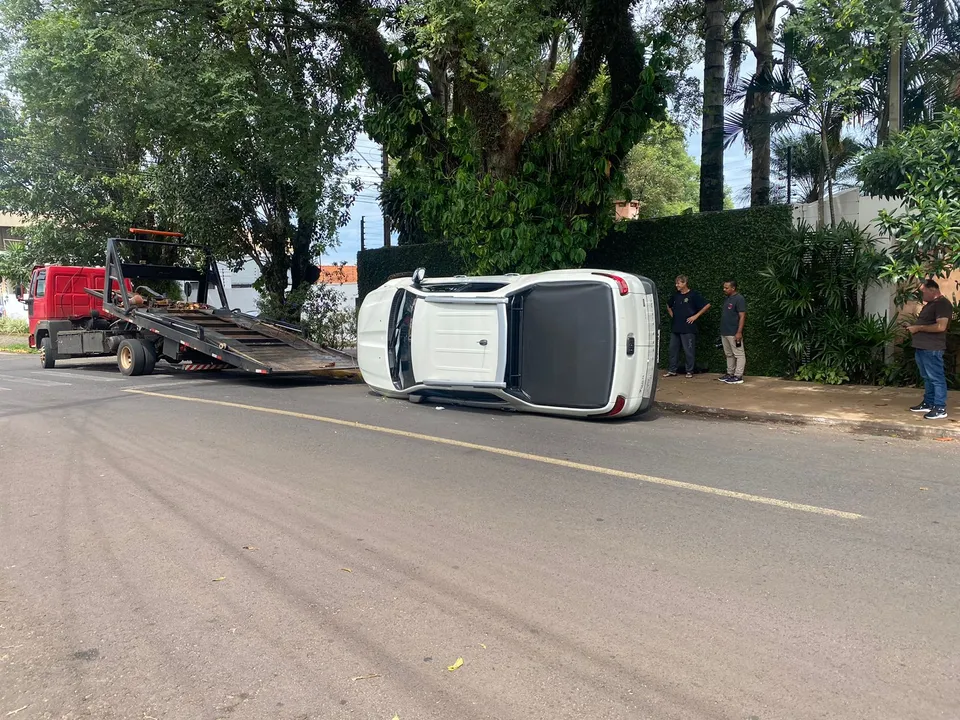 Carro capotado chama atenção de moradores no centro de Apucarana