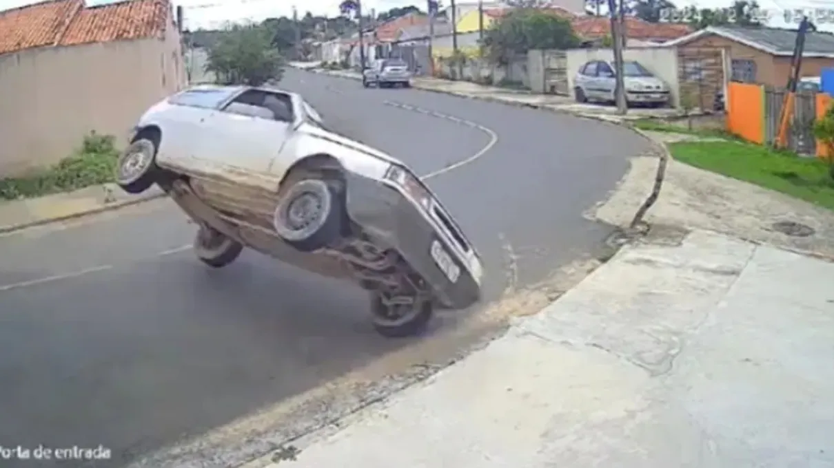 Carro capotou, atingiu muro, casa e matou filhote de cachorro