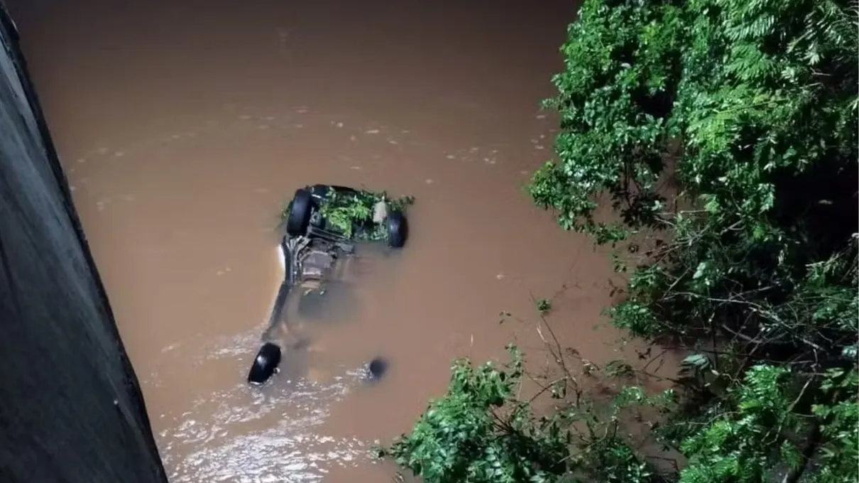 Carro estava submerso na água e foi retirado com um guincho